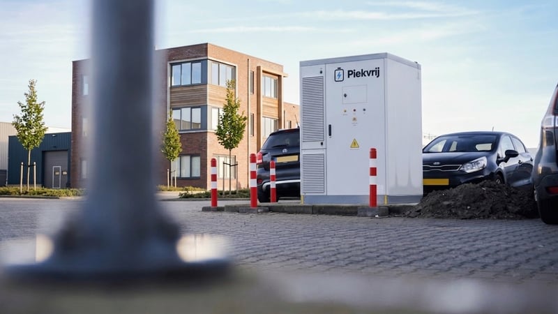 Batterijopslag bij een bedrijfspand op een industrieterrein